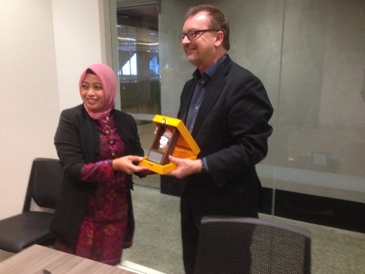 Dr Puji Handayati, Head of Accounting Master’s Program presents a gift from the State University of Malang to Prof Brendan O’Connell, President ICMA.